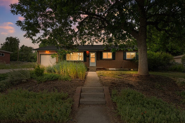 Building Photo - 571 S Taft St