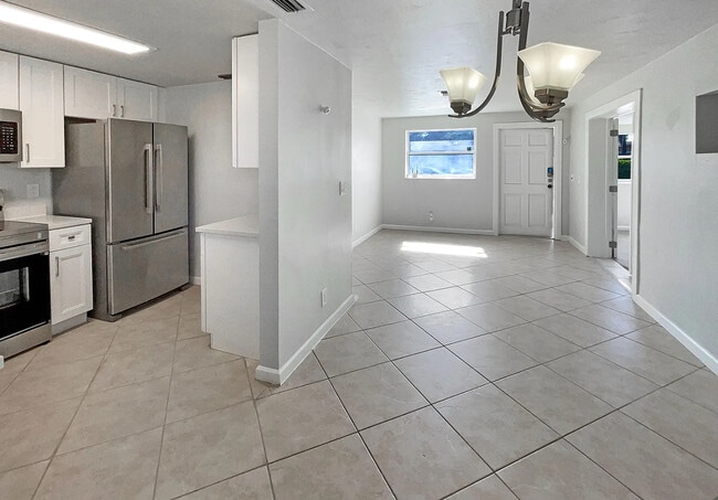 Building Photo - 216 NE 14th St Rental