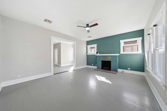 Building Photo - 122 Biering St