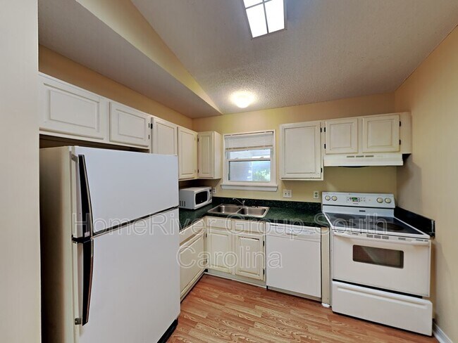 Photo - 637 Edgewater Ln