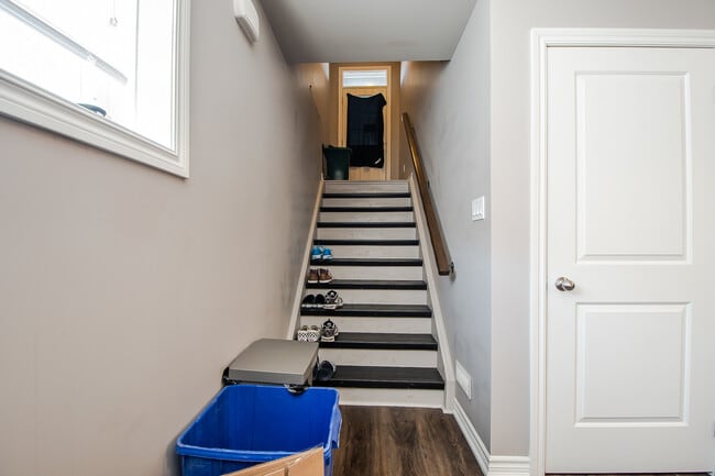 Photo - 805 B Dundas St W