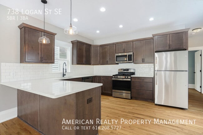 Photo - 738 Logan St SE