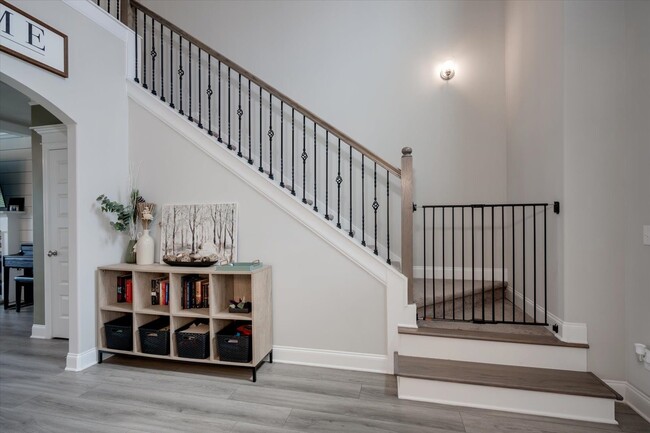 Photo - 707 Navan Ln