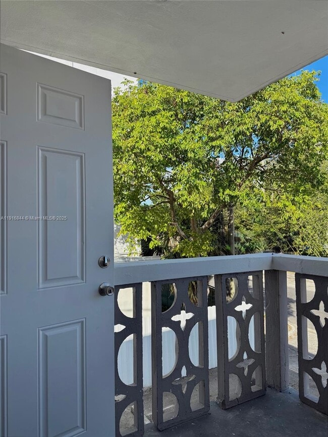 Building Photo - 10 NW 77th St Unit 12