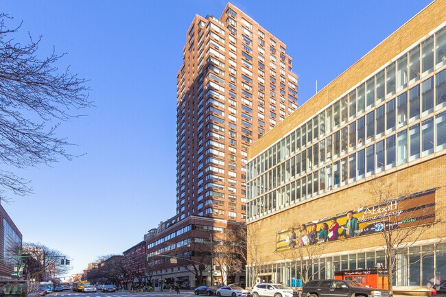 Photo - 45 W 67th St