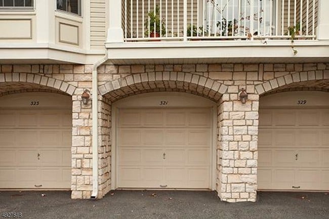 Photo - 321 Edmonton Ct