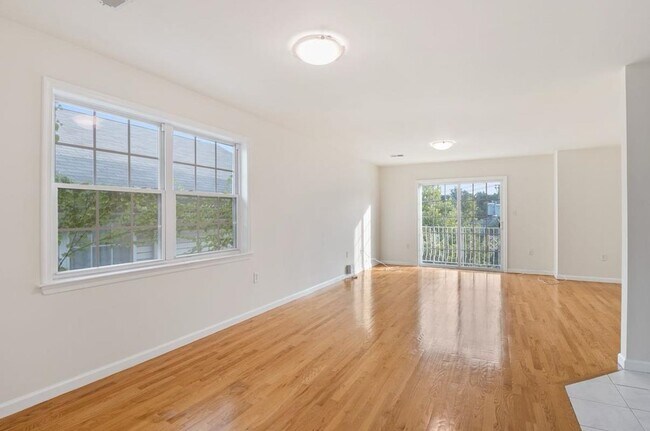 Photo - 31-33 CHESTER Ave Unit 1