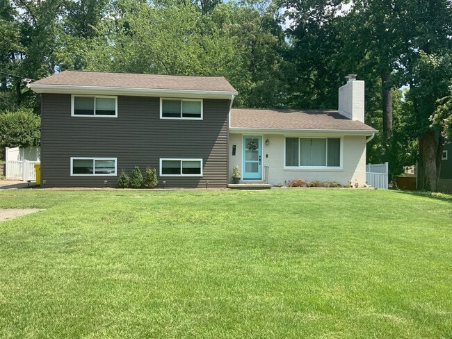 Building Photo - 165 E Bay View Dr