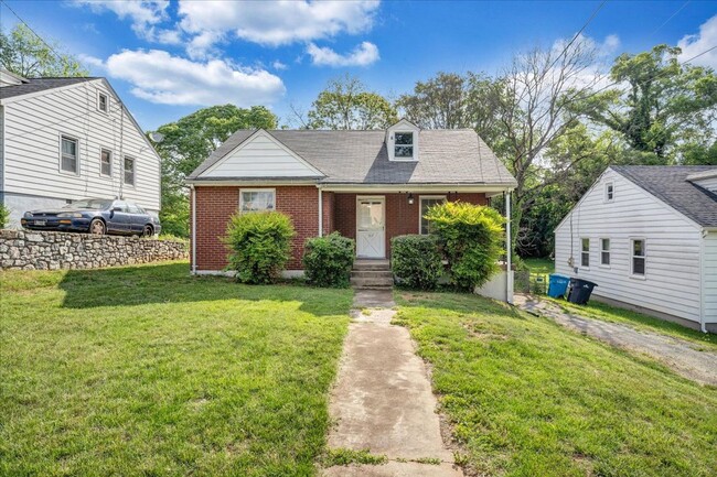 2 bedroom 1 bath with hardwood floors. - 2 bedroom 1 bath with hardwood floors. House