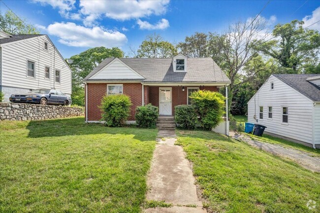 Building Photo - 2 bedroom 1 bath with hardwood floors. Rental