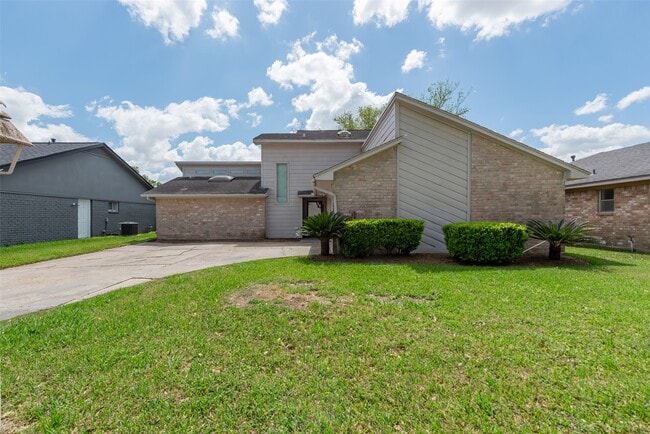 Building Photo - 1915 Mustang Springs Dr