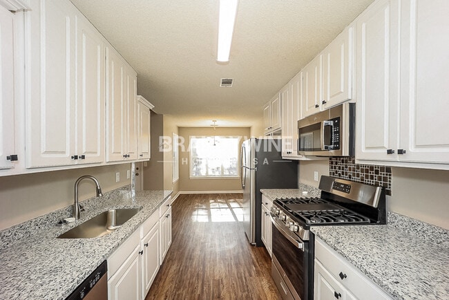 Photo - 165 White Oak Wy