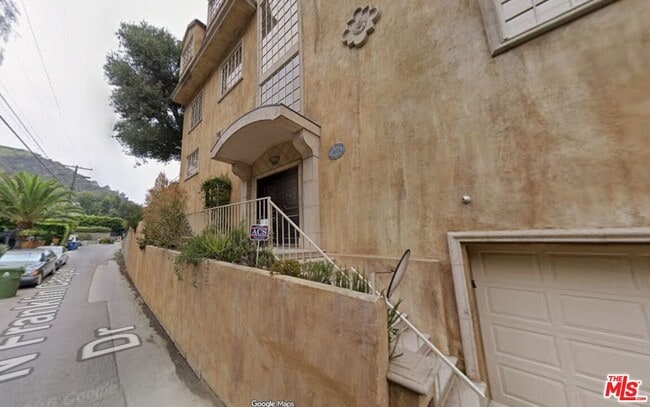 Building Photo - 1808 Franklin Canyon Dr