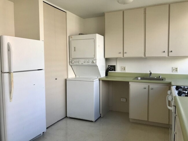 Photo - 2/2/1 with Den/3rd Bedroom (Elec, Water, Sewer, Hot Water, Gas Included in Rent!) Unit 604