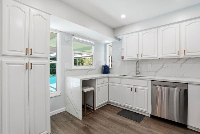 Photo - 4502 Parrot Ave