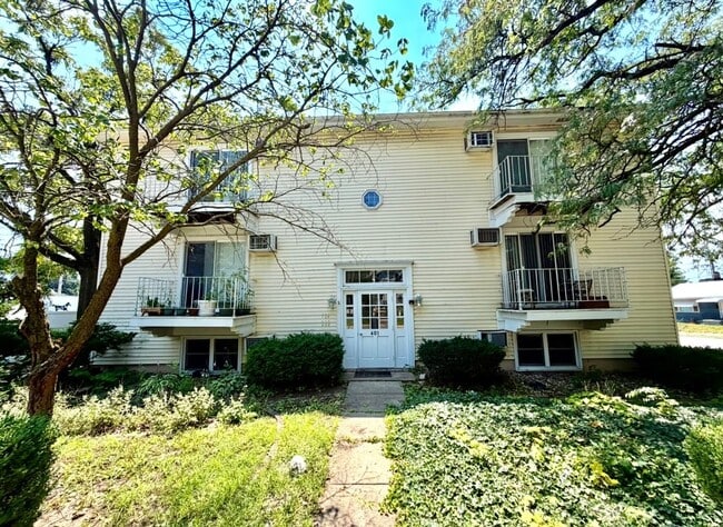 Building Photo - 401 E Locust St Unit B