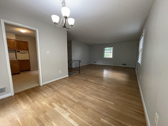 Photo - 810 Loxford Terrace