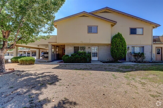 Building Photo - Townhome between Downtown and Thumb Butte!