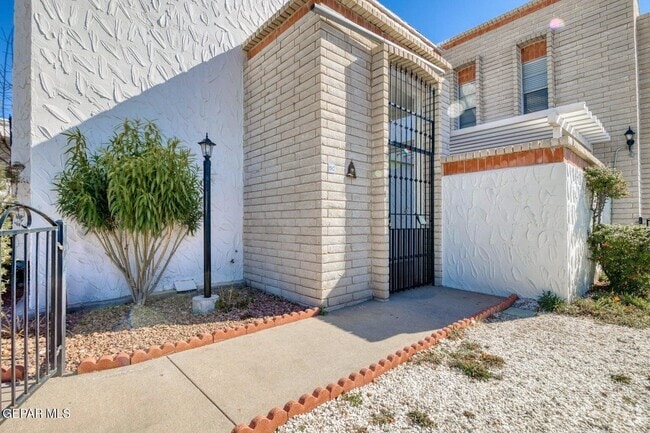 Building Photo - 6201 Escondido Dr Unit 15C Rental