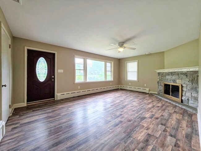 Photo - 2402 New Holland Pike