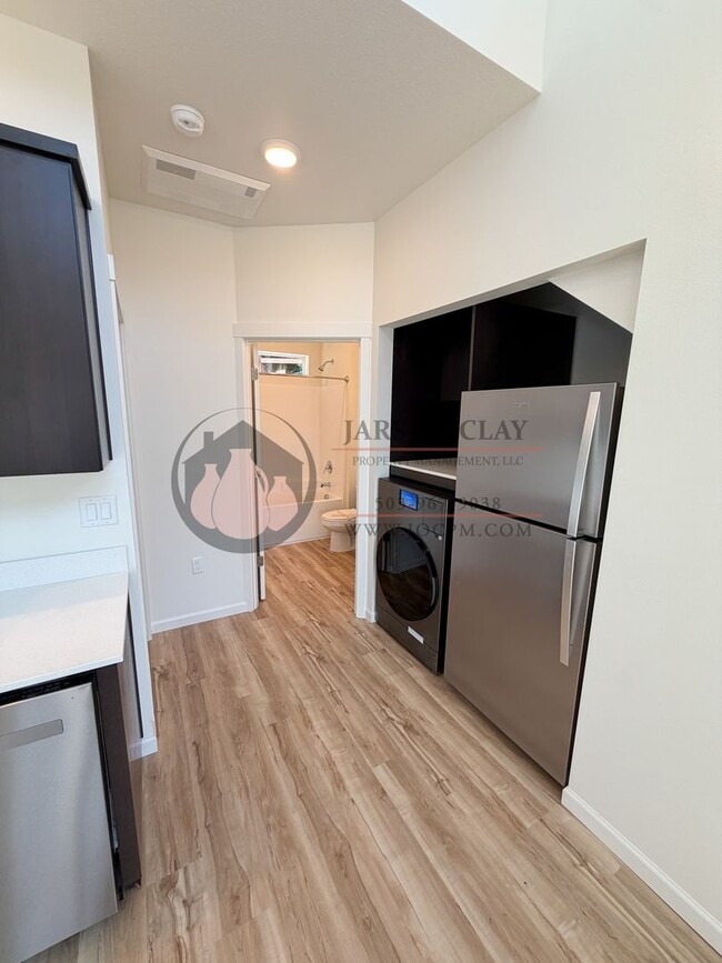 Photo - 2528 Gilbert St S