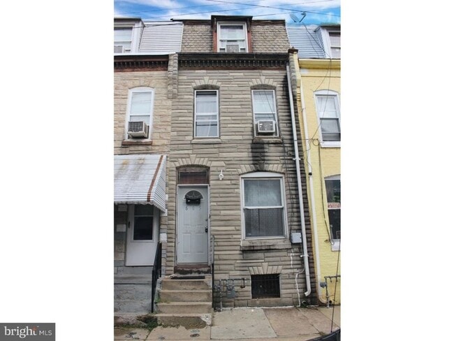 Building Photo - 4-bedroom home in the heat of Reading!