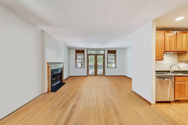Photo - 917 W Lakeside Pl Unit 1W