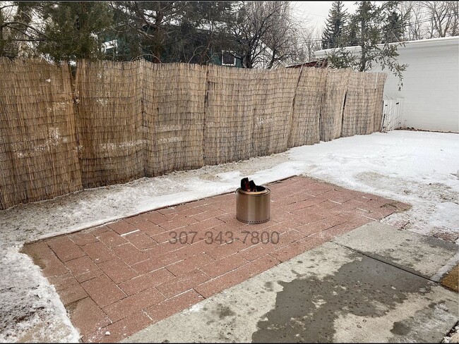 Back patio area. Great for barbecue or lounging. - 711 S 11th St Casa