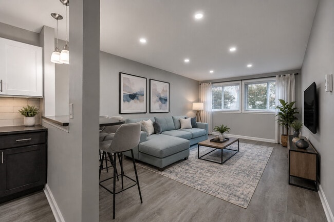 Primer piso, edificio de poca altura, una habitación, sala de estar - Haledon Estates Apartments