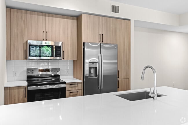 2BR, 2BA - 908SF - Kitchen