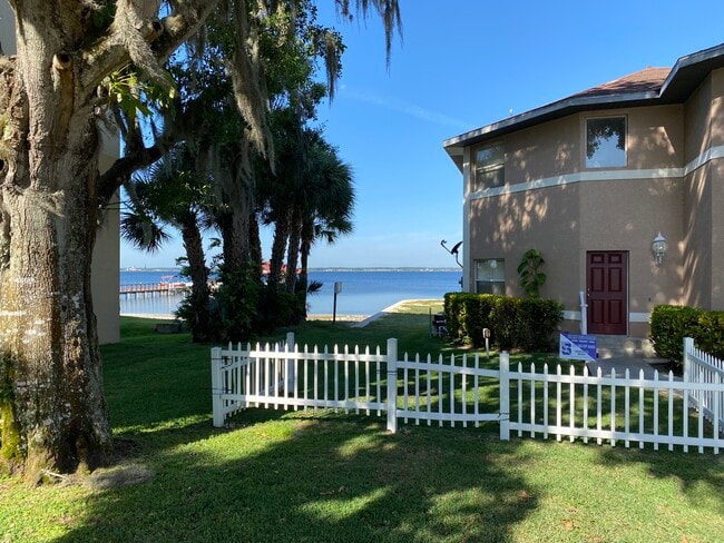 Building Photo - 2381 NW Lakeview Dr Unit 0