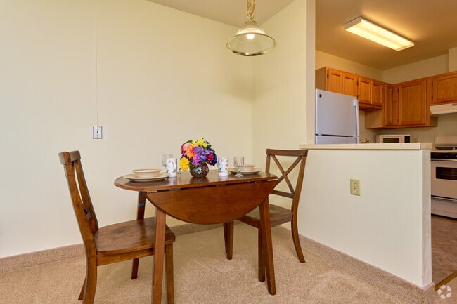 Studio - 475SF - Dining Room - Parkwood Heights- Senior Living