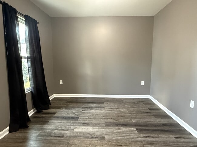Photo - 215 Barbour Ln