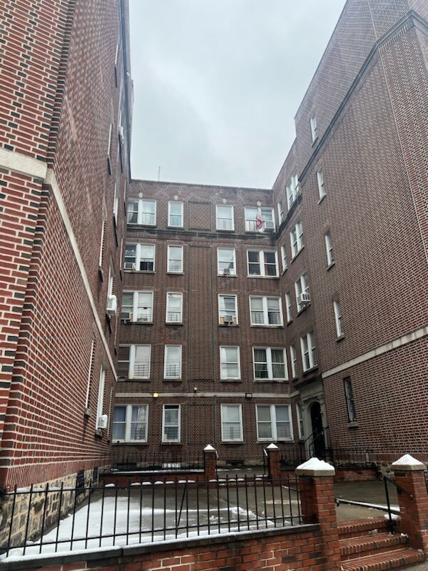 Photo - 615 Pelham Pky N Apartments