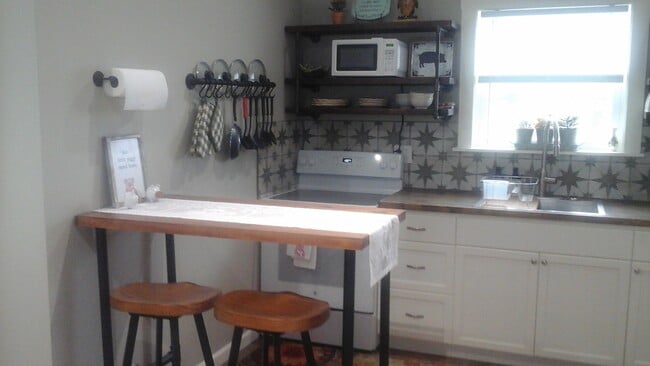 Dining - 11375 FM 64 Unit Flying Pig