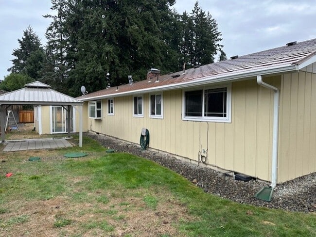332 Thunderbird Ct SE