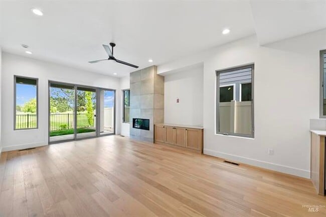 Building Photo - AstoriaTownHome Unit 6440ASTO