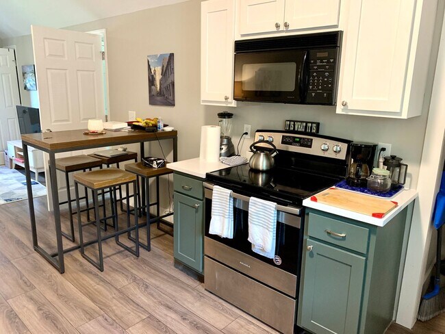 Modern 1 Bedroom Upstairs Apartment in Mad... - Modern 1 Bedroom Upstairs Apartment in Mad...