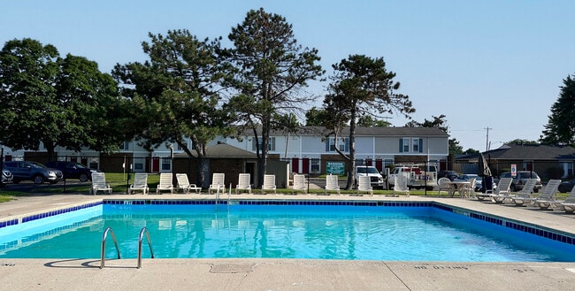 Ashton Pines Apartments & Townhomes