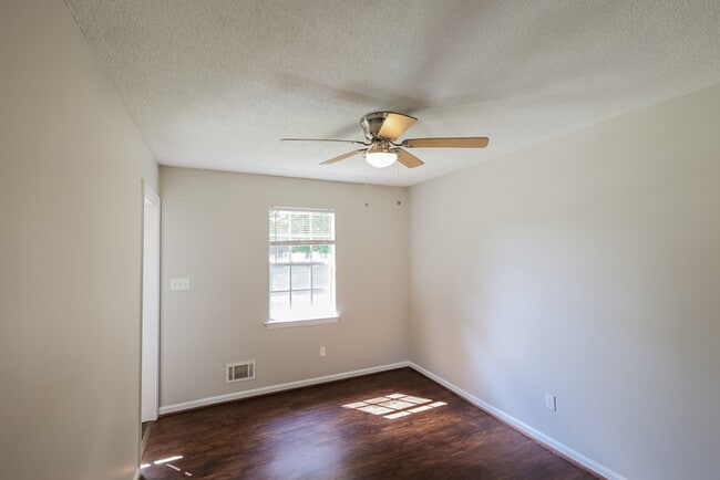 Photo - 1708 English Knoll