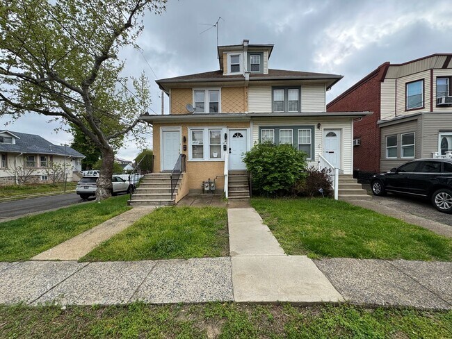 Photo - Charming 2-Bedroom Apartment in Lansdowne!... Unidad B