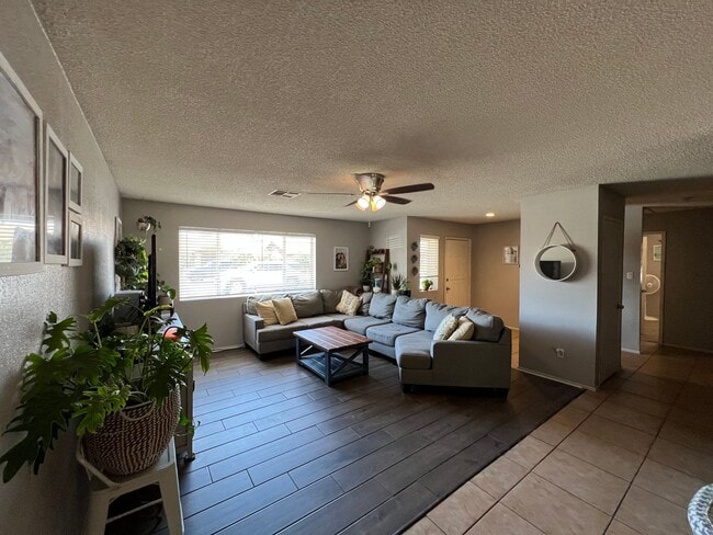 Photo - 4 BEDROOM HOME CLOSE TO SCHOOLS!