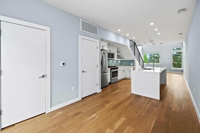 Photo - 2002 E 7th St Unit 204