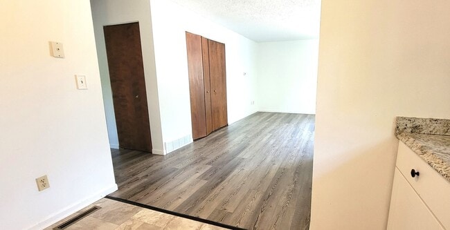 Photo - 2 BR Duplex in Convenient Neighborhood - PET FRIENDLY