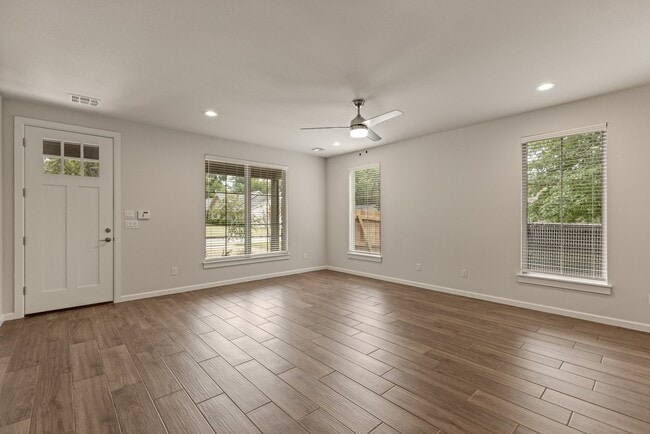 Photo - 319 W Commercial St