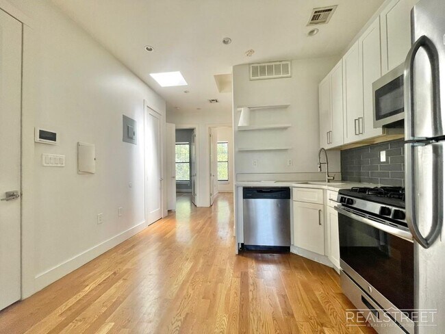 Stunning 3 bed 1.5 Bath w. Balcony in Bedstuy!
