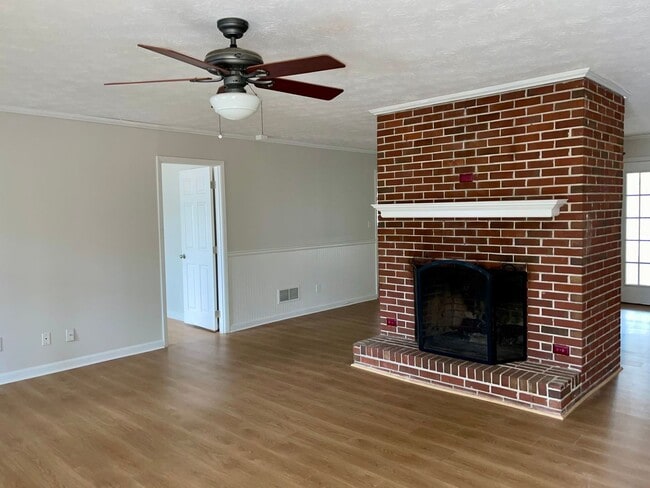 Photo - Spacious Updated 3 Bed/2 Bath Situated on a Private Lot!