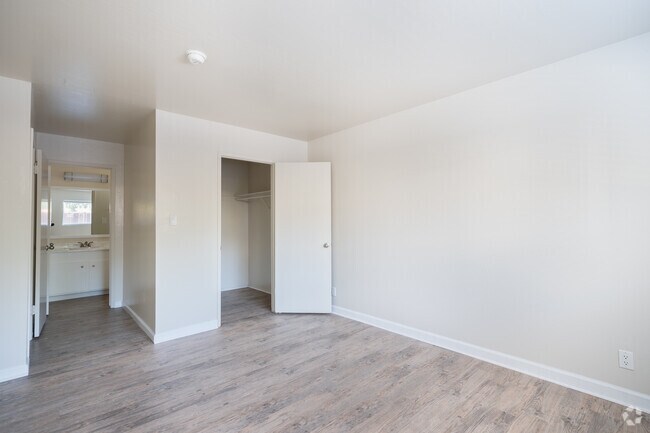 2BR, 1.5BA - The Luxor