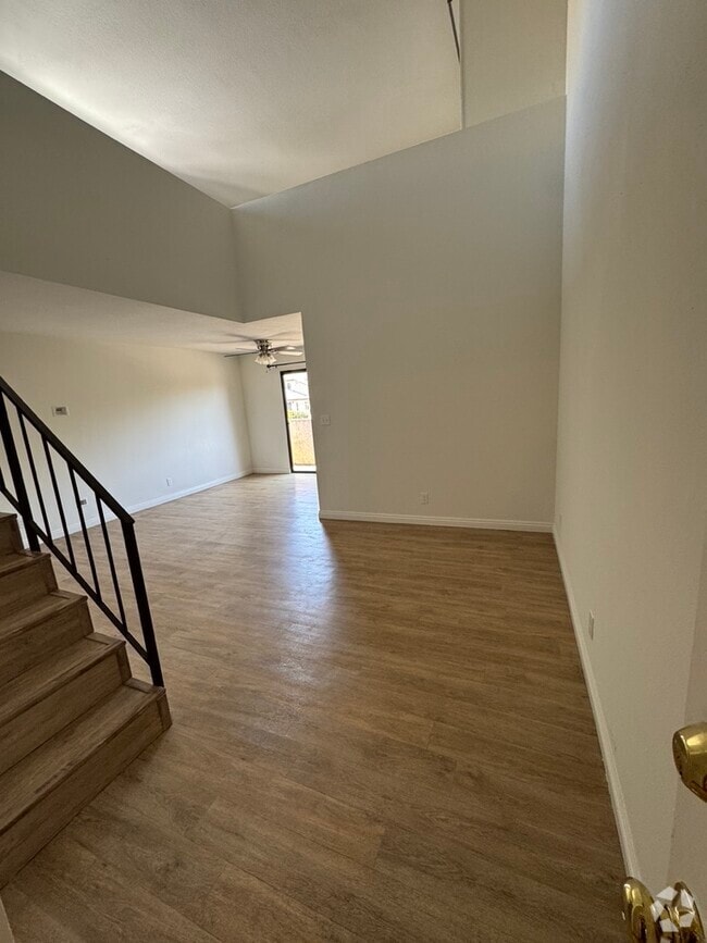 Building Photo - 1625 Glendon Ave Unit #6 Rental