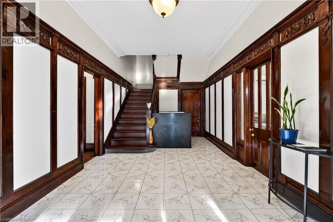 Photo - 183 James St S Unit 2